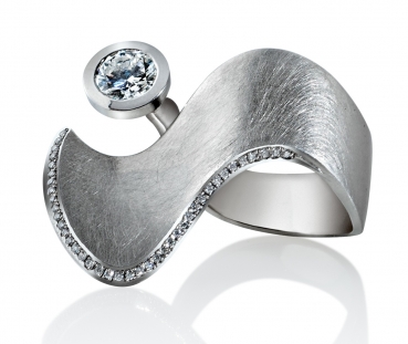 Ring "Diamond Wave" aus Platin mit Brillanten